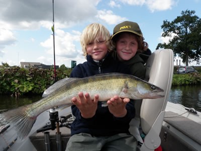 Een Mooie visdag op een prachtig kanaal
