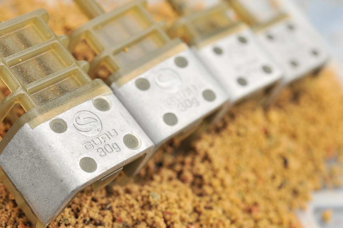 Guru Commercial Cage Feeder Medium 30 gr Guru Commercial Cage Feeder Medium 30 gr